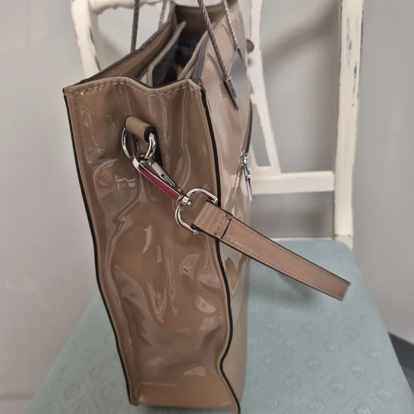 Elegant Tan Patent Leather Tote Bag - Picture 11 of 16